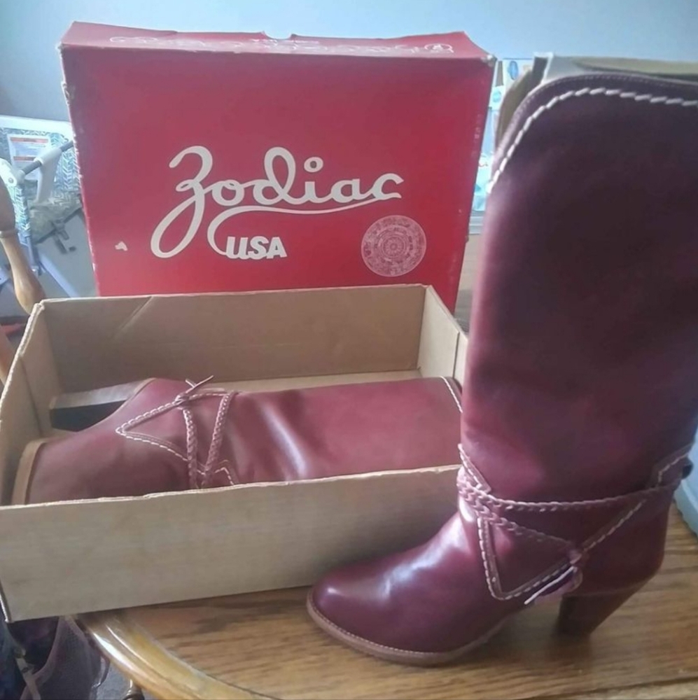 Zodiac Size 6.5 red heeled boot
